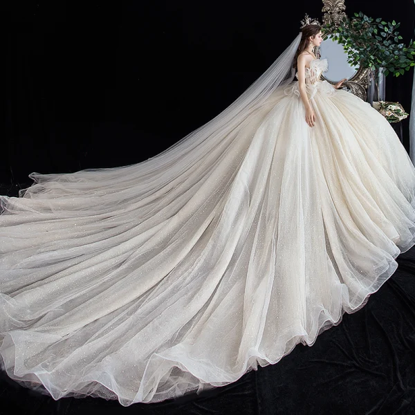 Schöne Champagner Brautkleider / Hochzeitskleider 2020 Ballkleid Neckholder Ärmellos Rückenfreies Perlenstickerei Glanz Tülle Kathedrale Schleppe Rüschen