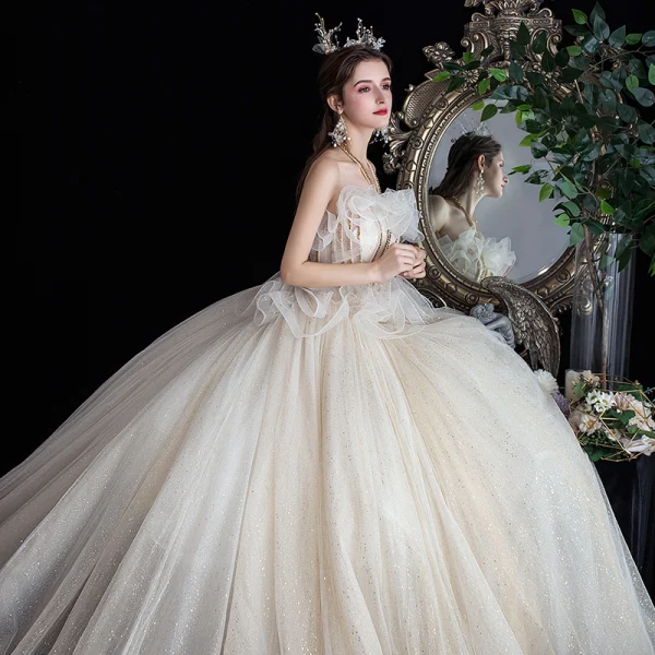 Schöne Champagner Brautkleider / Hochzeitskleider 2020 Ballkleid Neckholder Ärmellos Rückenfreies Perlenstickerei Glanz Tülle Kathedrale Schleppe Rüschen