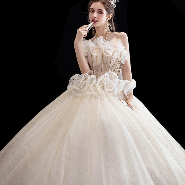 Schöne Champagner Brautkleider / Hochzeitskleider 2020 Ballkleid Neckholder Ärmellos Rückenfreies Perlenstickerei Glanz Tülle Kathedrale Schleppe Rüschen