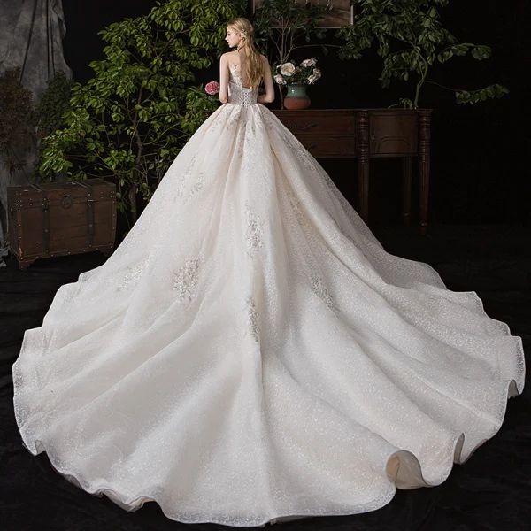 Chic / Belle Champagne Transparentes Robe De Mariée 2020 Robe Boule Encolure Dégagée Sans Manches Dos Nu Appliques En Dentelle Perlage Glitter Tulle Cathedral Train Volants