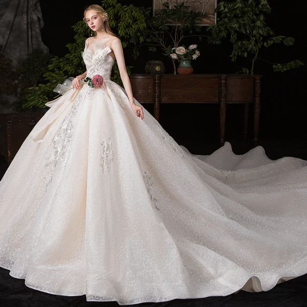 Chic / Belle Champagne Transparentes Robe De Mariée 2020 Robe Boule Encolure Dégagée Sans Manches Dos Nu Appliques En Dentelle Perlage Glitter Tulle Cathedral Train Volants