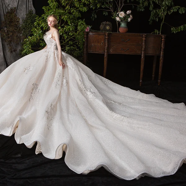 Chic / Belle Champagne Transparentes Robe De Mariée 2020 Robe Boule Encolure Dégagée Sans Manches Dos Nu Appliques En Dentelle Perlage Glitter Tulle Cathedral Train Volants