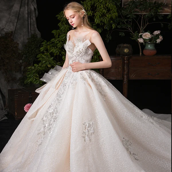 Chic / Belle Champagne Transparentes Robe De Mariée 2020 Robe Boule Encolure Dégagée Sans Manches Dos Nu Appliques En Dentelle Perlage Glitter Tulle Cathedral Train Volants
