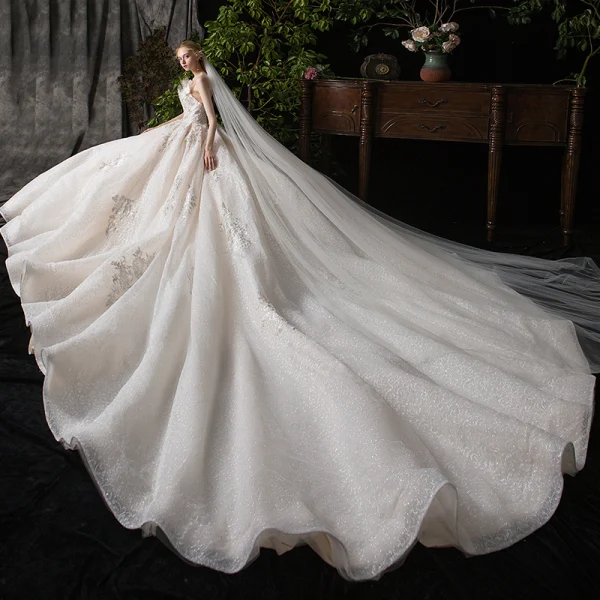 Chic / Belle Champagne Transparentes Robe De Mariée 2020 Robe Boule Encolure Dégagée Sans Manches Dos Nu Appliques En Dentelle Perlage Glitter Tulle Cathedral Train Volants