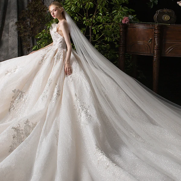 Chic / Belle Champagne Transparentes Robe De Mariée 2020 Robe Boule Encolure Dégagée Sans Manches Dos Nu Appliques En Dentelle Perlage Glitter Tulle Cathedral Train Volants
