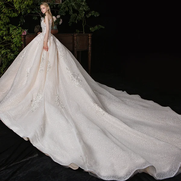 Chic / Belle Champagne Transparentes Robe De Mariée 2020 Robe Boule Encolure Dégagée Sans Manches Dos Nu Appliques En Dentelle Perlage Glitter Tulle Cathedral Train Volants
