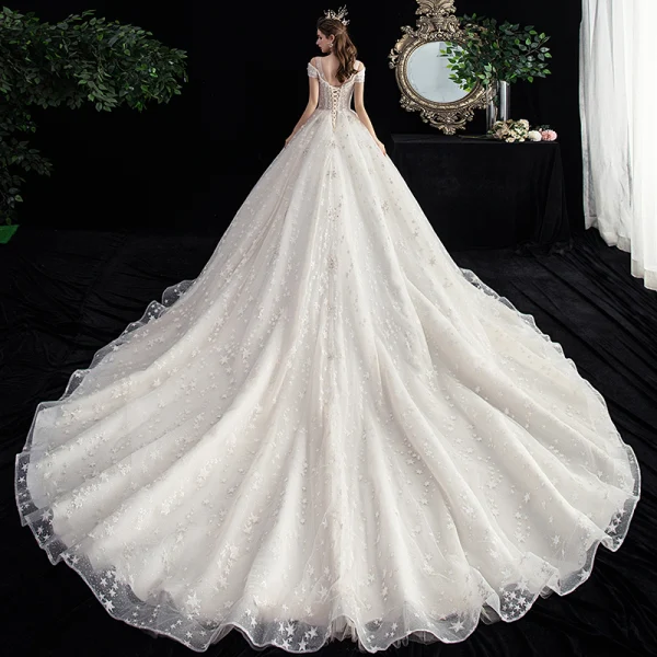 Schöne Ivory / Creme Star Brautkleider / Hochzeitskleider 2020 Ballkleid Durchsichtige Eckiger Ausschnitt Kurze Ärmel Rückenfreies Glanz Tülle Applikationen Spitze Perlenstickerei Kathedrale Schleppe Rüschen