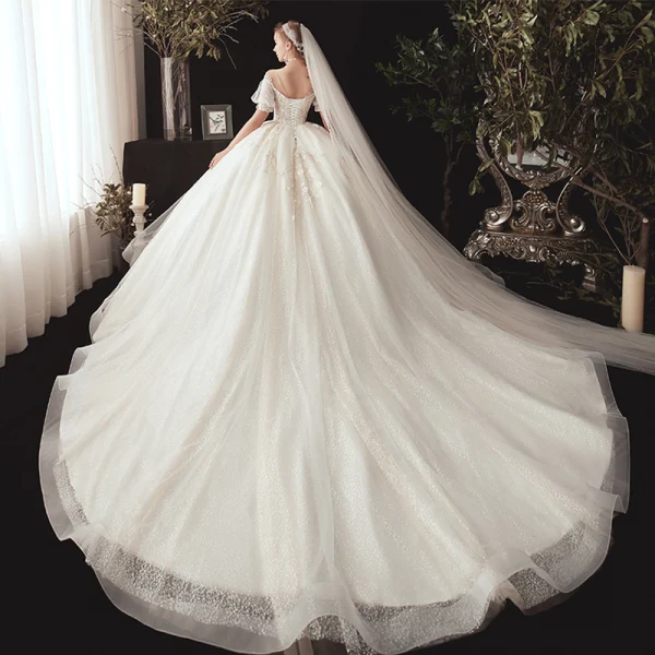Style Victorien Champagne Transparentes Robe De Mariée 2020 Robe Boule V-Cou Gonflée Manches Courtes Dos Nu Glitter Tulle Appliques En Dentelle Perlage Chapel Train Volants