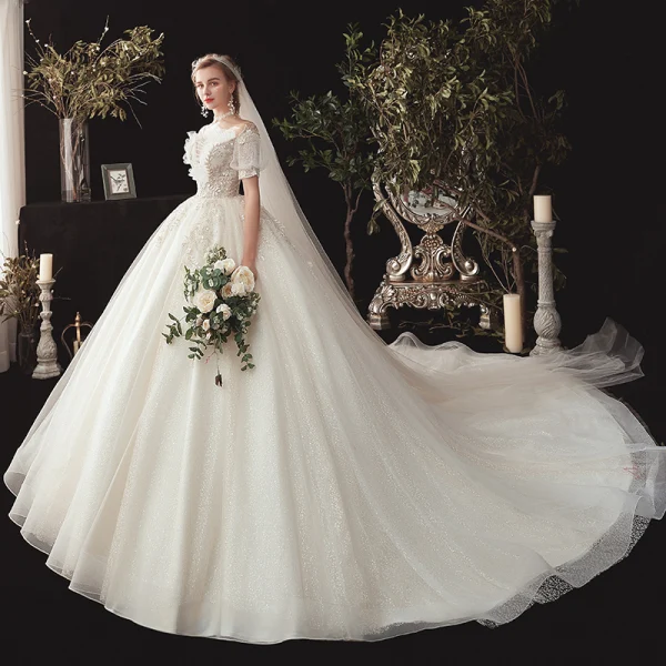 Style Victorien Champagne Transparentes Robe De Mariée 2020 Robe Boule V-Cou Gonflée Manches Courtes Dos Nu Glitter Tulle Appliques En Dentelle Perlage Chapel Train Volants