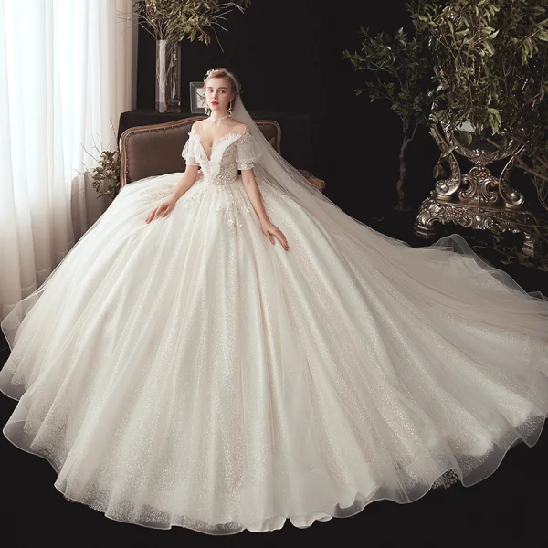 Style Victorien Champagne Transparentes Robe De Mariée 2020 Robe Boule V-Cou Gonflée Manches Courtes Dos Nu Glitter Tulle Appliques En Dentelle Perlage Chapel Train Volants