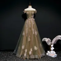 Elegantes Verde Vestidos de noche 2020 A-Line / Princess Fuera Del Hombro Manga Corta Apliques Con Encaje Rebordear Glitter Tul Cinturón Largos Ruffle Sin Espalda Vestidos Formales