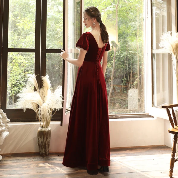 Snygga / Fina Burgundy Velour Genomskinliga Aftonklänningar 2020 Prinsessa Hög Hals Pösigt Korta ärm Appliqués Blomma Beading Långa Ruffle Halterneck Formella Klänningar