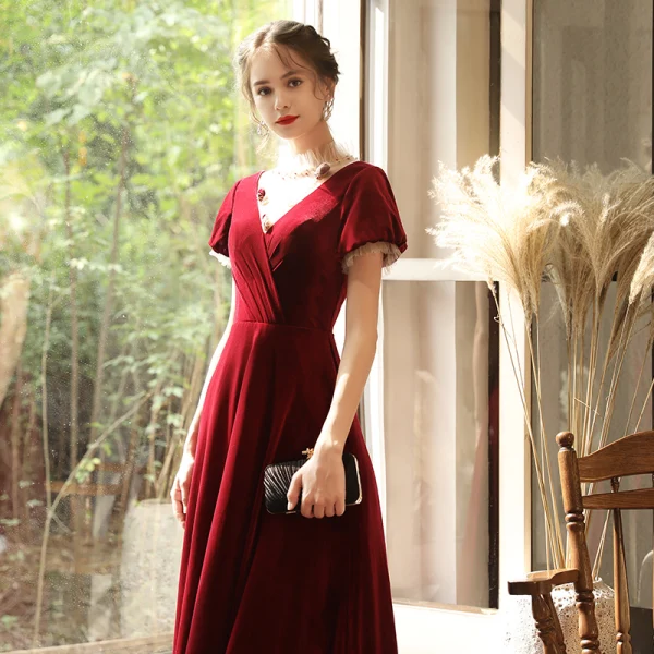 Snygga / Fina Burgundy Velour Genomskinliga Aftonklänningar 2020 Prinsessa Hög Hals Pösigt Korta ärm Appliqués Blomma Beading Långa Ruffle Halterneck Formella Klänningar