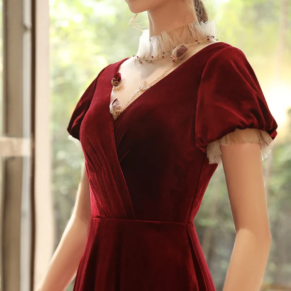 Snygga / Fina Burgundy Velour Genomskinliga Aftonklänningar 2020 Prinsessa Hög Hals Pösigt Korta ärm Appliqués Blomma Beading Långa Ruffle Halterneck Formella Klänningar