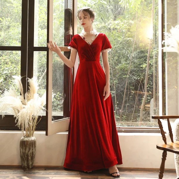 Snygga / Fina Burgundy Velour Genomskinliga Aftonklänningar 2020 Prinsessa Hög Hals Pösigt Korta ärm Appliqués Blomma Beading Långa Ruffle Halterneck Formella Klänningar