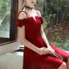 Abordable Rouge de retour Robe De Graduation 2020 Princesse De l'épaule Bretelles Spaghetti Manches Courtes Dos Nu Courte Robe De Ceremonie