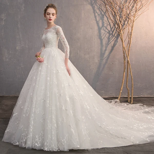 Abordable Ivoire Percé Robe De Mariée 2019 Robe Boule Encolure Carrée 3/4 Manches Dos Nu Étoile Appliques En Dentelle Cathedral Train