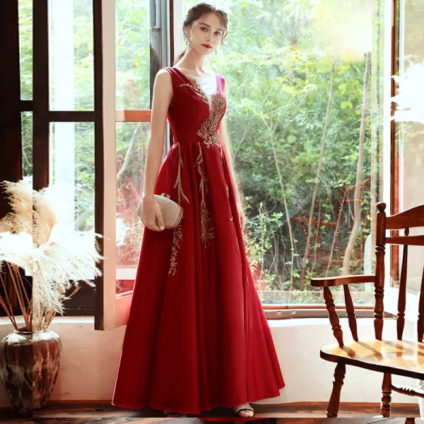 Elegante Rot Satin Abendkleider 2020 A Linie Durchsichtige Tiefer V-Ausschnitt Ärmellos Perlenstickerei Lange Rüschen Rückenfreies Festliche Kleider