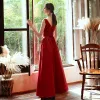 Elegante Rot Satin Abendkleider 2020 A Linie Durchsichtige Tiefer V-Ausschnitt Ärmellos Perlenstickerei Lange Rüschen Rückenfreies Festliche Kleider