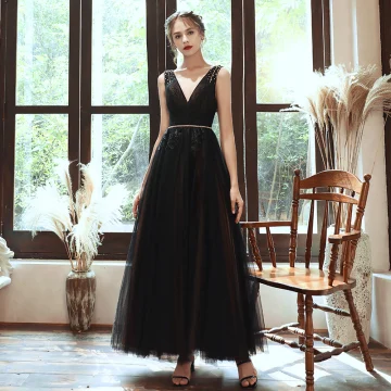 Élégant Noire Robe De Soirée 2020 Princesse Col V Profond Sans Manches Perlage Ceinture Longue Volants Dos Nu Robe De Ceremonie
