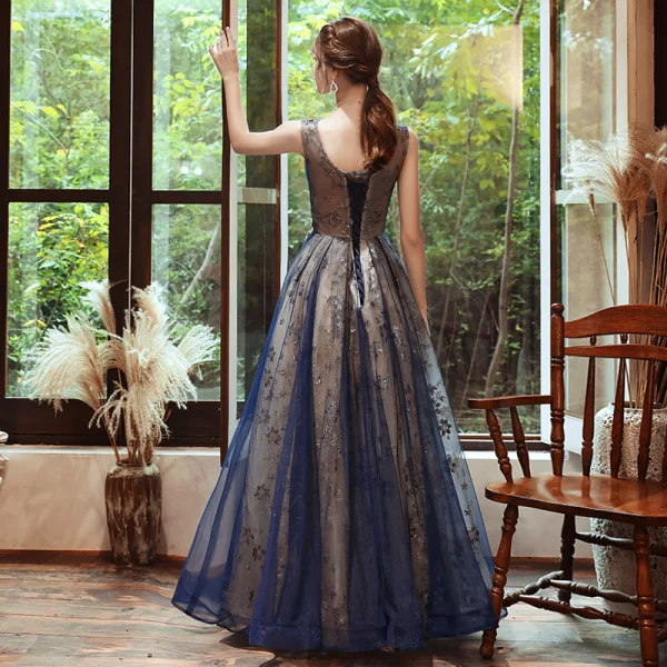 Élégant Bleu Marine Robe De Soirée 2020 Princesse Transparentes Col v profond Sans Manches Appliques En Dentelle Perlage Glitter Tulle Longue Volants Dos Nu