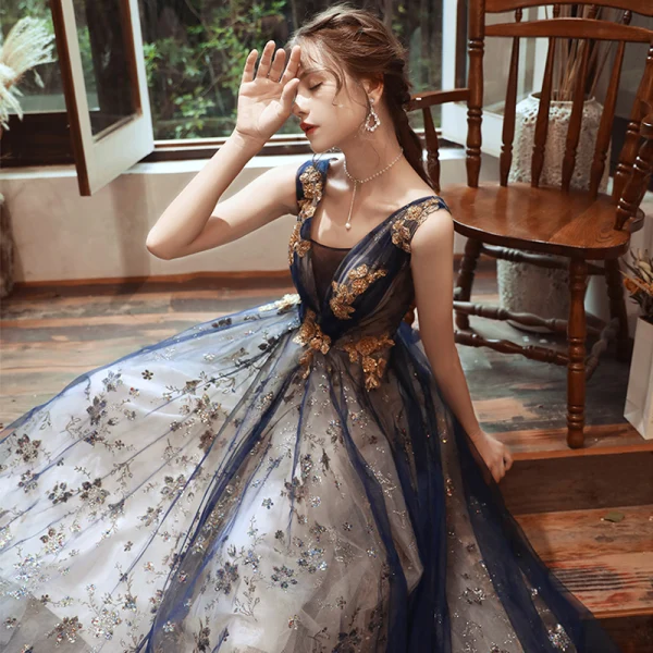 Élégant Bleu Marine Robe De Soirée 2020 Princesse Transparentes Col v profond Sans Manches Appliques En Dentelle Perlage Glitter Tulle Longue Volants Dos Nu