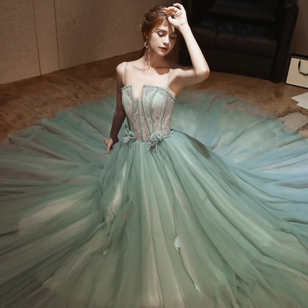 Élégant Vert Robe De Soirée 2020 Princesse Bretelles Spaghetti Sans Manches Appliques Fleur Plumes Perlage Train De Balayage Volants Dos Nu Robe De Ceremonie