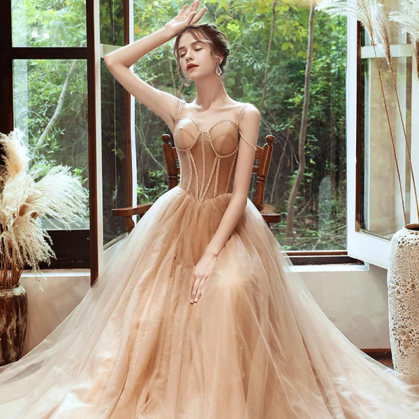 Élégant Champagne Robe De Soirée 2020 Princesse Bretelles Spaghetti Sans Manches Perlage Glitter Tulle Train De Balayage Volants Dos Nu Robe De Ceremonie