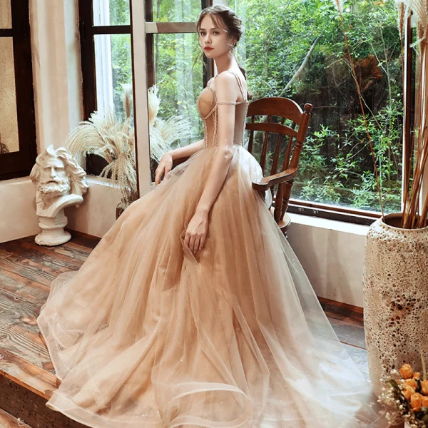 Élégant Champagne Robe De Soirée 2020 Princesse Bretelles Spaghetti Sans Manches Perlage Glitter Tulle Train De Balayage Volants Dos Nu Robe De Ceremonie