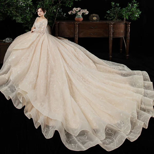 Schöne Champagner Plus Größe Brautkleider / Hochzeitskleider 2020 Ballkleid V-Ausschnitt Lange Ärmel Rückenfreies Applikationen Spitze Perlenstickerei Kathedrale Schleppe Rüschen