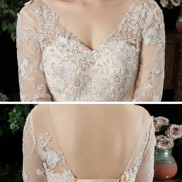 Schöne Champagner Plus Größe Brautkleider / Hochzeitskleider 2020 Ballkleid V-Ausschnitt Lange Ärmel Rückenfreies Applikationen Spitze Perlenstickerei Kathedrale Schleppe Rüschen