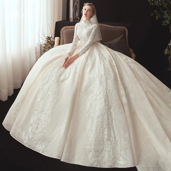 Chinesischer Stil Muslimisches Champagner Spitze Brautkleider / Hochzeitskleider 2020 Ballkleid Stehkragen Lange Ärmel Applikationen Spitze Perlenstickerei Perle Kapelle-Schleppe Rüschen