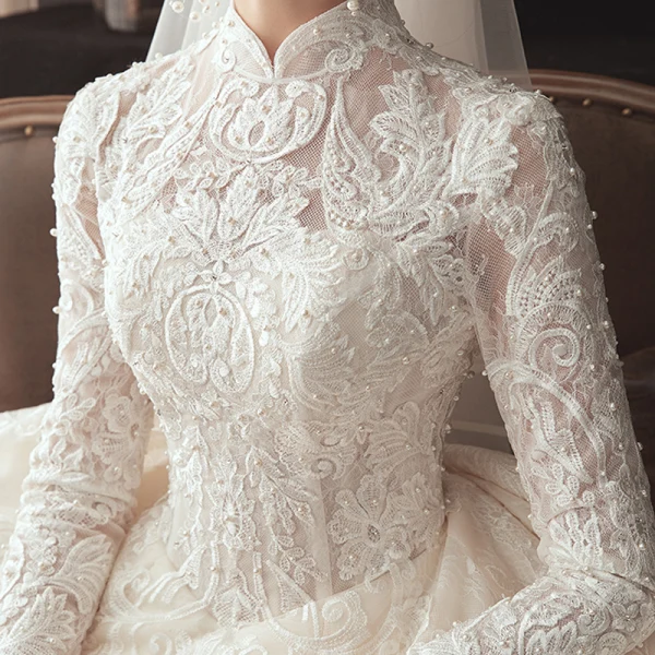 Chinesischer Stil Muslimisches Champagner Spitze Brautkleider / Hochzeitskleider 2020 Ballkleid Stehkragen Lange Ärmel Applikationen Spitze Perlenstickerei Perle Kapelle-Schleppe Rüschen