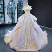 High End Lavendel Abendkleider 2023 A Linie Off Shoulder Kurze Ärmel Gold Applikationen Spitze Perlenstickerei Hof-Schleppe Rüschen Rückenfreies Festliche Kleider