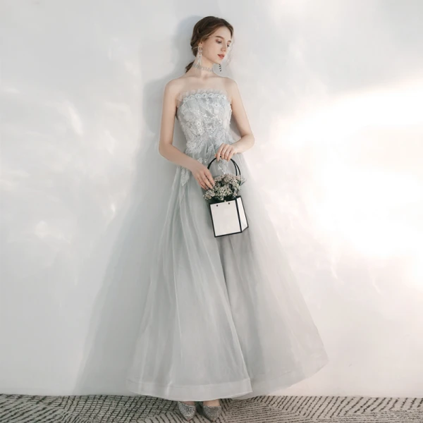 Elegante Grau Abendkleider 2020 A Linie Bandeau Ärmellos Applikationen Spitze Pailletten Perlenstickerei Lange Rückenfreies Rüschen Festliche Kleider