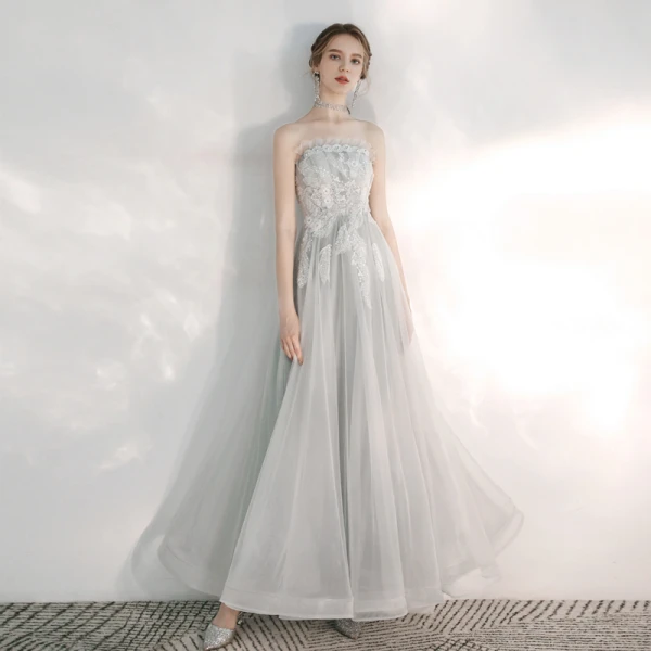 Elegante Grau Abendkleider 2020 A Linie Bandeau Ärmellos Applikationen Spitze Pailletten Perlenstickerei Lange Rückenfreies Rüschen Festliche Kleider