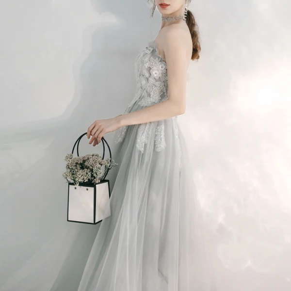 Elegante Grau Abendkleider 2020 A Linie Bandeau Ärmellos Applikationen Spitze Pailletten Perlenstickerei Lange Rückenfreies Rüschen Festliche Kleider