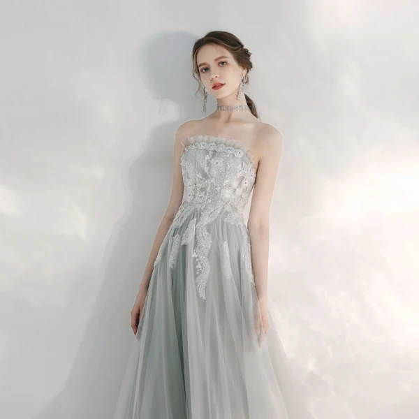 Elegante Grau Abendkleider 2020 A Linie Bandeau Ärmellos Applikationen Spitze Pailletten Perlenstickerei Lange Rückenfreies Rüschen Festliche Kleider