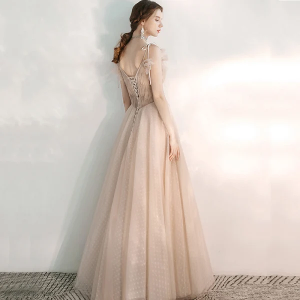 Chic / Belle Champagne Robe De Soirée 2020 Princesse Bretelles Spaghetti V-Cou Sans Manches Tachetée Tulle Appliques En Dentelle Perlage Longue Volants Dos Nu Robe De Ceremonie