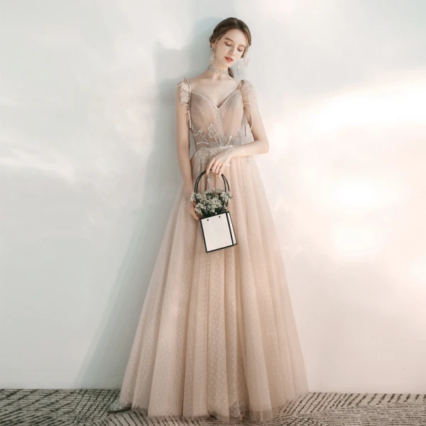 Chic / Belle Champagne Robe De Soirée 2020 Princesse Bretelles Spaghetti V-Cou Sans Manches Tachetée Tulle Appliques En Dentelle Perlage Longue Volants Dos Nu Robe De Ceremonie