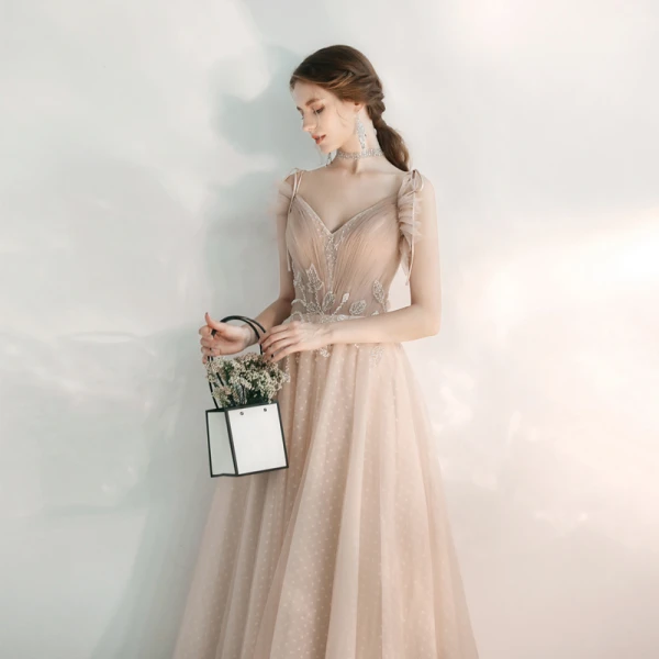 Chic / Belle Champagne Robe De Soirée 2020 Princesse Bretelles Spaghetti V-Cou Sans Manches Tachetée Tulle Appliques En Dentelle Perlage Longue Volants Dos Nu Robe De Ceremonie