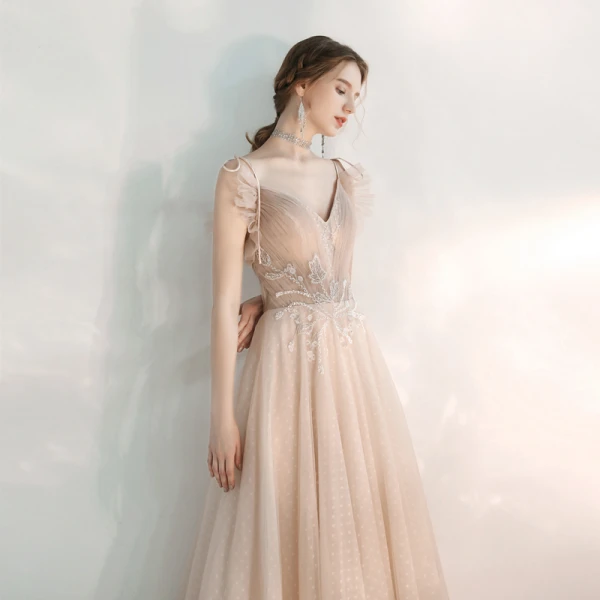 Chic / Belle Champagne Robe De Soirée 2020 Princesse Bretelles Spaghetti V-Cou Sans Manches Tachetée Tulle Appliques En Dentelle Perlage Longue Volants Dos Nu Robe De Ceremonie