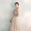 Chic / Belle Champagne Robe De Soirée 2020 Princesse Bretelles Spaghetti V-Cou Sans Manches Tachetée Tulle Appliques En Dentelle Perlage Longue Volants Dos Nu Robe De Ceremonie