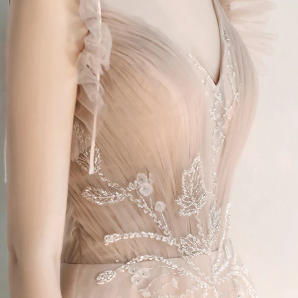 Chic / Belle Champagne Robe De Soirée 2020 Princesse Bretelles Spaghetti V-Cou Sans Manches Tachetée Tulle Appliques En Dentelle Perlage Longue Volants Dos Nu Robe De Ceremonie