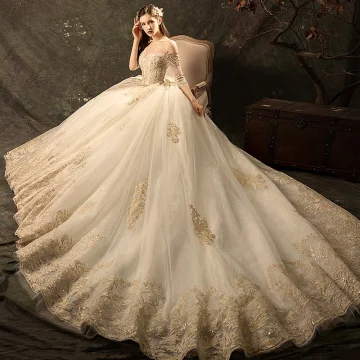 Prisvärd Champagne Bröllopsklänningar 2019 Balklänning Av Axeln 3 4 Ärm Halterneck Glittriga Glitter Appliqués Spets Chapel Train Ruffle