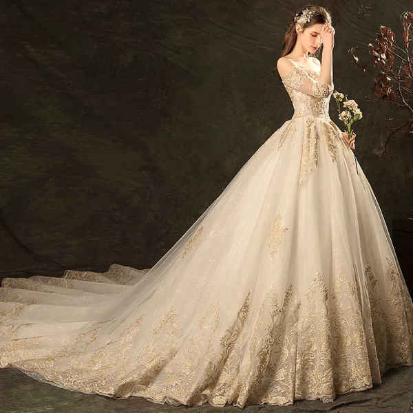 Abordable Champagne Robe De Mariée 2019 Robe Boule De l'épaule 3/4 Manches Dos Nu Glitter Appliques En Dentelle Chapel Train Volants