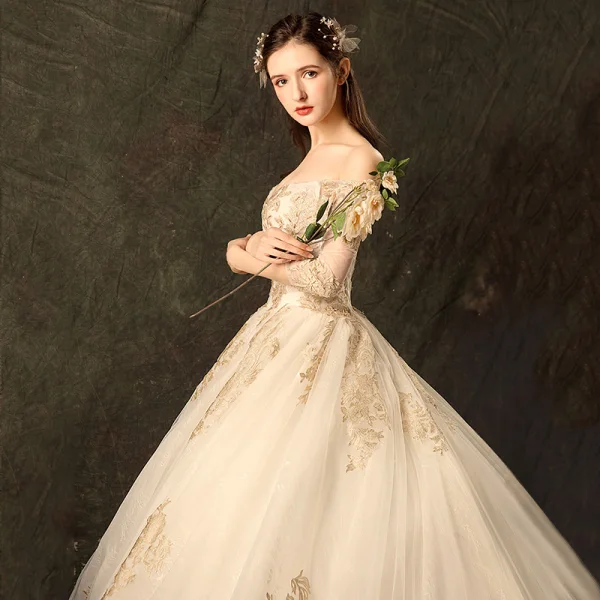 Abordable Champagne Robe De Mariée 2019 Robe Boule De l'épaule 3/4 Manches Dos Nu Glitter Appliques En Dentelle Chapel Train Volants
