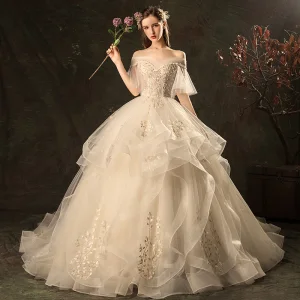 Prisvärd Champagne Bröllopsklänningar 2019 Balklänning Av Axeln Bell Ärmar Halterneck Appliqués Spets Beading Chapel Train Cascading Volanger