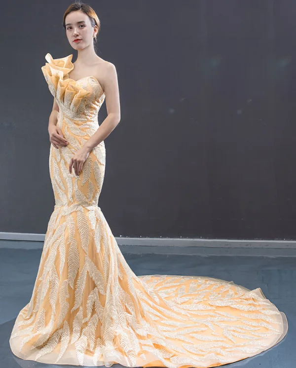 Haut de Gamme Champagne Doré Robe De Soirée 2023 Trompette / Sirène Une épaule Sans Manches Feuille Appliques En Dentelle Paillettes Chapel Train Dos Nu Robe De Ceremonie