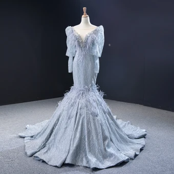 Luxe Gris Robe De Soirée 2023 Trompette Sirène Transparentes Col V Profond Gonflée Manches Longues Plumes Perlage Glitter Tulle Tribunal Train Volants